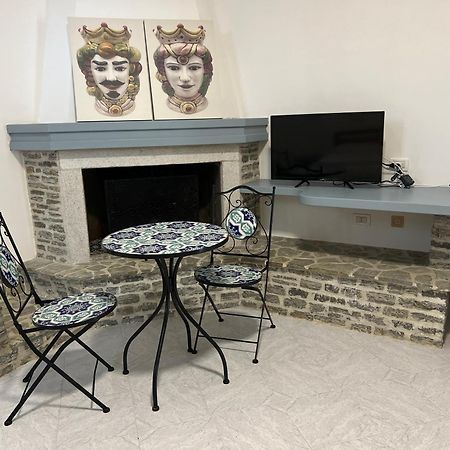 Villa Dolce Vita Rooms 卡斯泰卢佐 外观 照片
